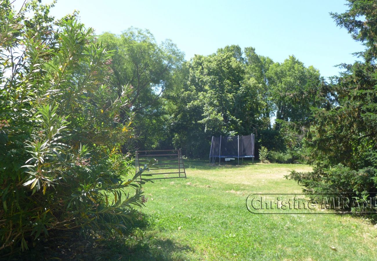 Cottage in Valréas - Gîte Les Lavandes, Mas des Platanes, met verwarmd zwembad